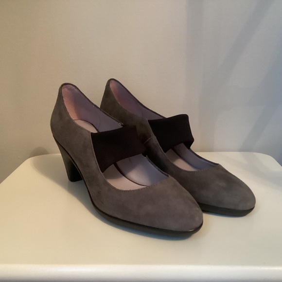 **NWT** Johnston & Murphy Charcoal Suede Mary Jane Pumps - Size 7M - Picture 1 of 7